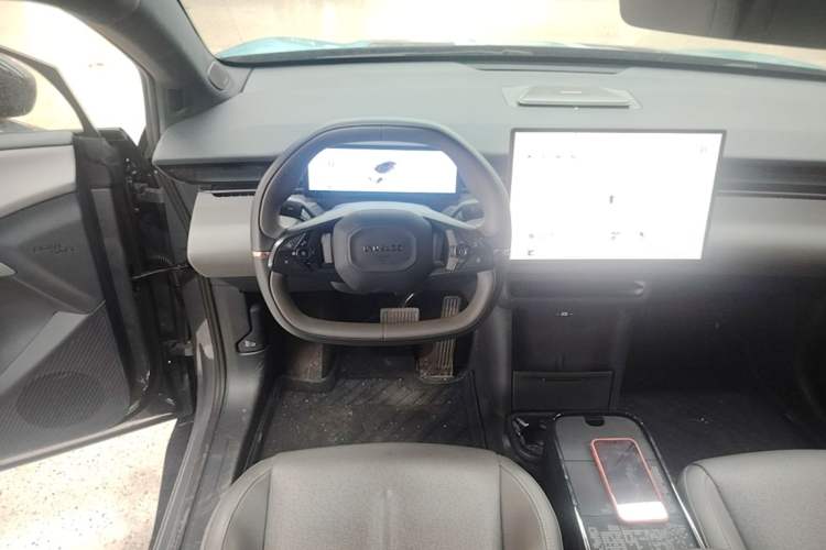 Used Lynk & Co Z20 2025 530 km Range Rear-Wheel Drive Pro Steering Wheel