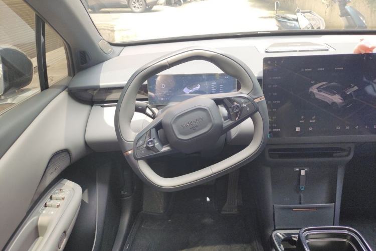 Used Lynk & Co Z20 2025 530 km Range Rear-Wheel Drive Pro Steering Wheel