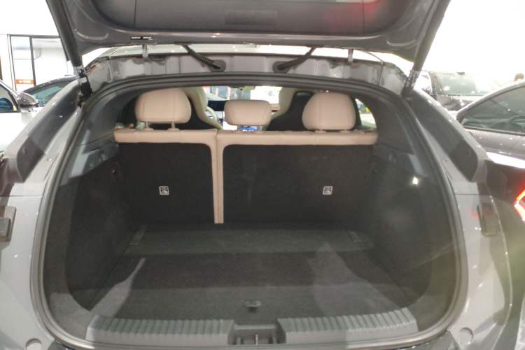 Used Lynk & Co Z20 2025 530 km Range Rear-Wheel Drive Pro Trunk