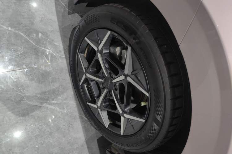 Used Lynk & Co Z20 2025 530 km Range Rear-Wheel Drive Pro Exterior 4
