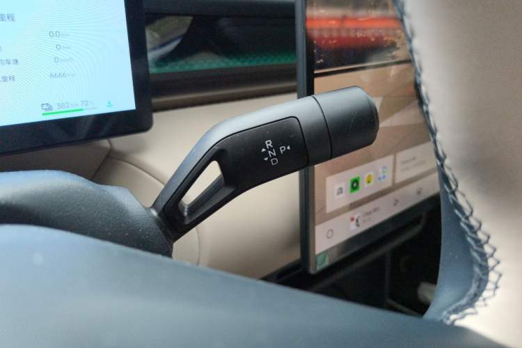 Used Lynk & Co Z20 2025 530 km Range Rear-Wheel Drive Pro Gear Lever