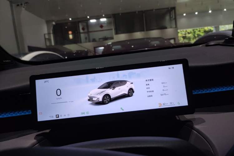 Used Lynk & Co Z20 2025 530 km Range Rear-Wheel Drive Pro Instrument Cluster