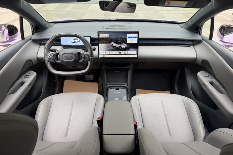 Used Lynk & Co Z20 2025 530 km Range Rear-Wheel Drive Pro Interior 4