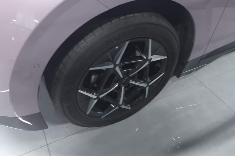 Used Lynk & Co Z20 2025 530 km Range Rear-Wheel Drive Pro Left Front Wheel Hub