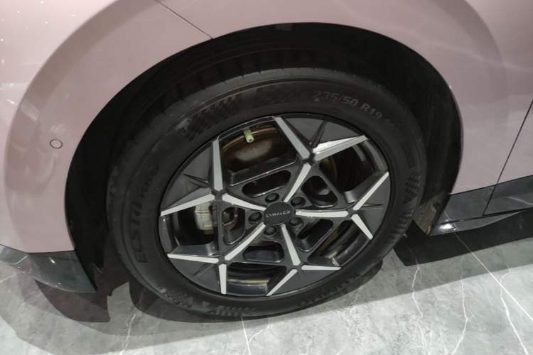 Used Lynk & Co Z20 2025 530 km Range Rear-Wheel Drive Pro Left Front Wheel Hub