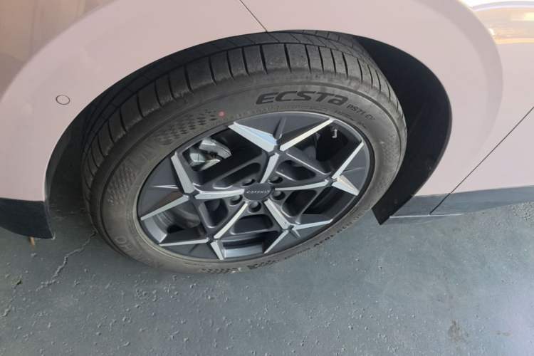 Used Lynk & Co Z20 2025 530 km Range Rear-Wheel Drive Pro Left Front Wheel Hub