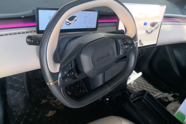 Used Lynk & Co Z20 2025 530 km Range Rear-Wheel Drive Pro Steering Wheel