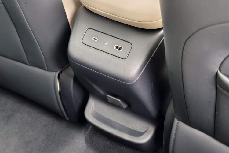 Used Lynk & Co Z20 2025 530 km Range Rear-Wheel Drive Max Interior 15