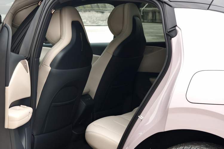 Used Lynk & Co Z20 2025 530 km Range Rear-Wheel Drive Max Interior 4