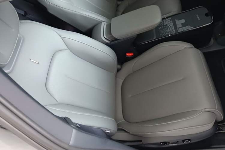 Used Lynk & Co Z20 2025 530 km Range Rear-Wheel Drive Max Right Front Seat
