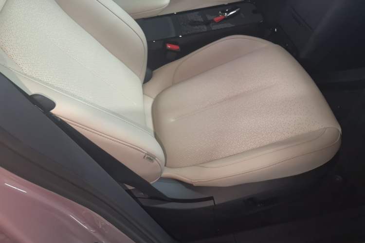 Used Lynk & Co Z20 2025 530 km Range Rear-Wheel Drive Pro Right Front Seat