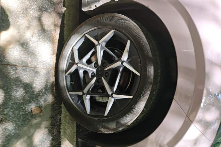 Used Lynk & Co Z20 2025 530 km Range Rear-Wheel Drive Pro Right Front Wheel Hub