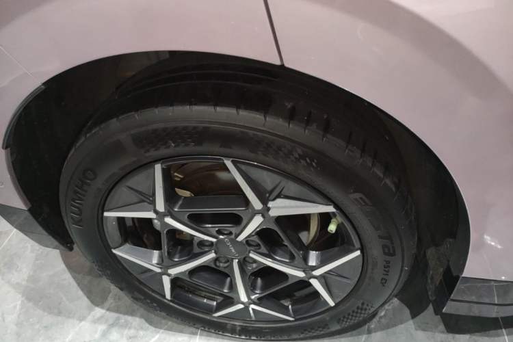 Used Lynk & Co Z20 2025 530 km Range Rear-Wheel Drive Pro Right Rear Wheel Hub