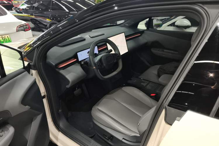 Used Lynk & Co Z20 2025 530 km Range Rear-Wheel Drive Max Driver Seat