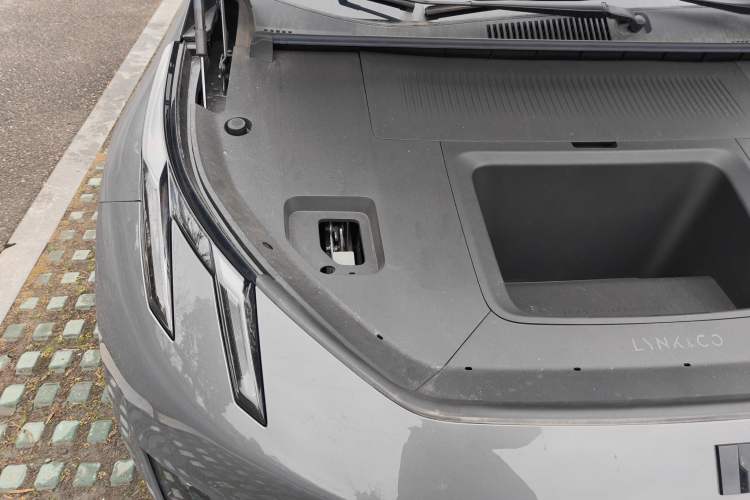 Used Lynk & Co Z20 2025 530 km Range Rear-Wheel Drive Pro Engine Bay Right
