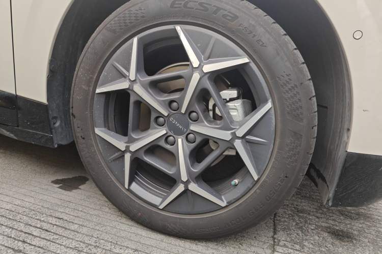 Used Lynk & Co Z20 2025 530 km Range Rear-Wheel Drive Pro Right Front Wheel Hub