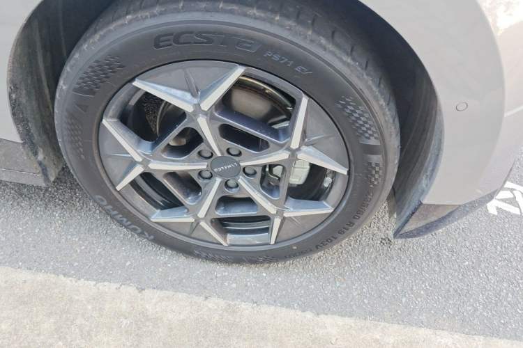Used Lynk & Co Z20 2025 530 km Range Rear-Wheel Drive Pro Right Front Wheel Hub