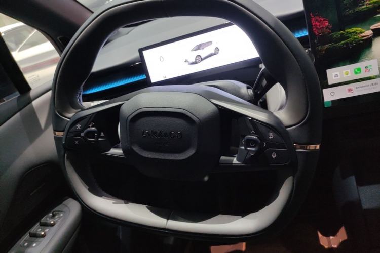 Used Lynk & Co Z20 2025 530 km Range Rear-Wheel Drive Pro Steering Wheel