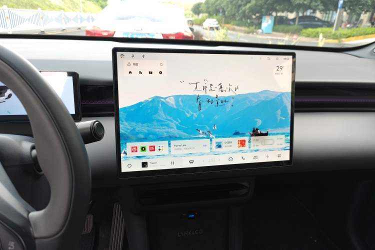 Used Lynk & Co Z20 2025 530 km Range Rear-Wheel Drive Pro Audio And AC Panel