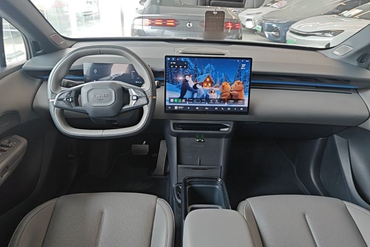 Used Lynk & Co Z20 2025 530 km Range Rear-Wheel Drive Pro Center Console