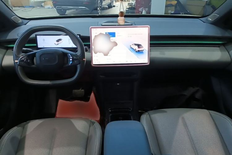 Used Lynk & Co Z20 2025 530 km Range Rear-Wheel Drive Pro Center Console