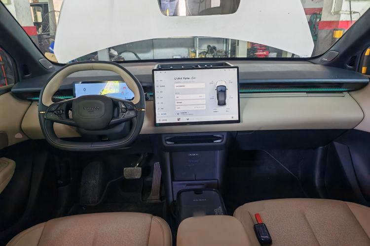 Used Lynk & Co Z20 2025 530 km Range Rear-Wheel Drive Pro Center Console