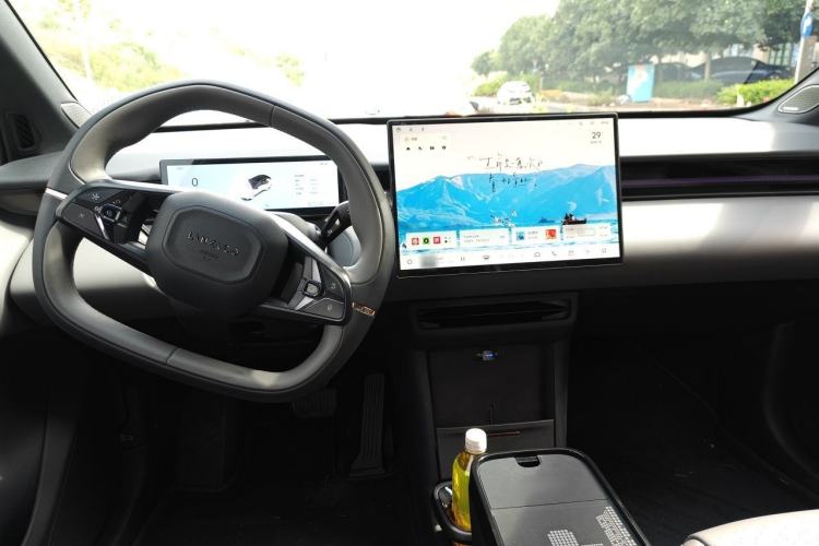 Used Lynk & Co Z20 2025 530 km Range Rear-Wheel Drive Pro Center Console