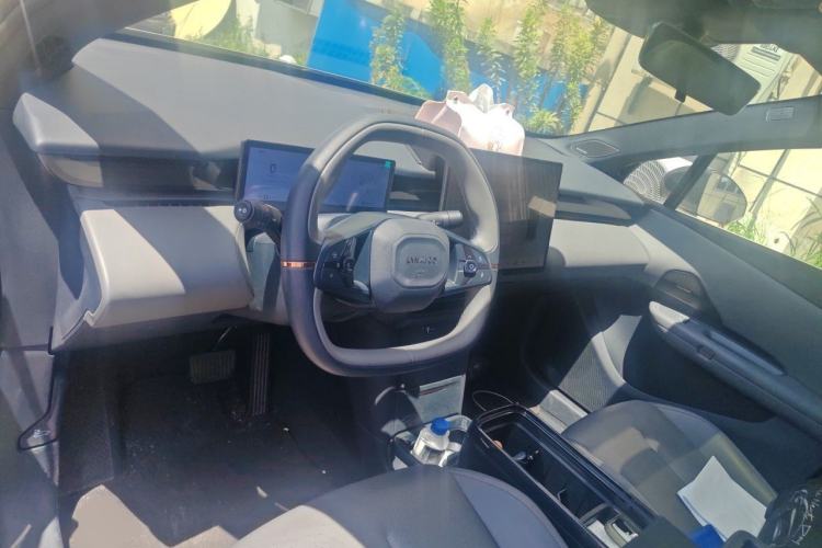 Used Lynk & Co Z20 2025 530 km Range Rear-Wheel Drive Pro Center Console