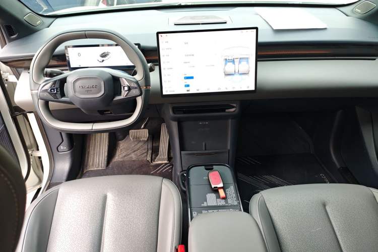 Used Lynk & Co Z20 2025 530 km Range Rear-Wheel Drive Pro Center Console