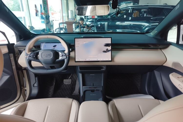 Used Lynk & Co Z20 2025 530 km Range Rear-Wheel Drive Pro Center Console