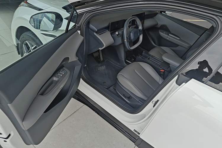 Used Lynk & Co Z20 2025 530 km Range Rear-Wheel Drive Pro Driver Seat