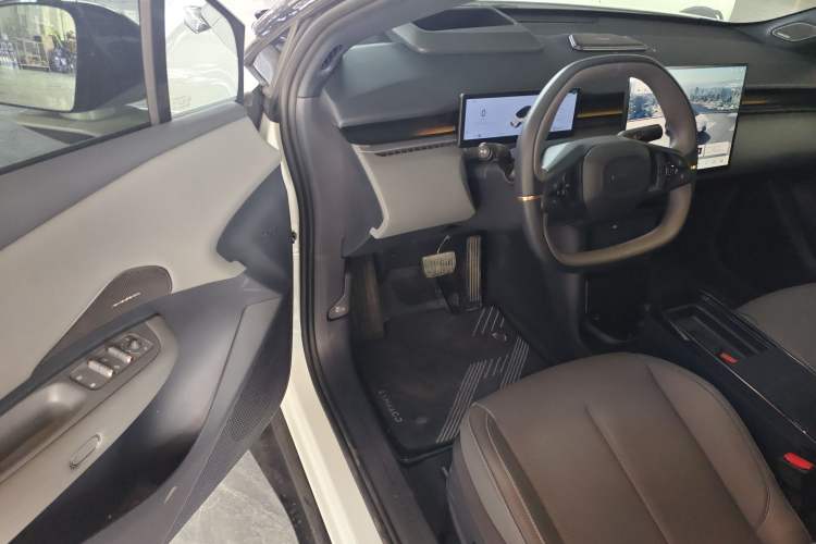 Used Lynk & Co Z20 2025 530 km Range Rear-Wheel Drive Max Driver Seat