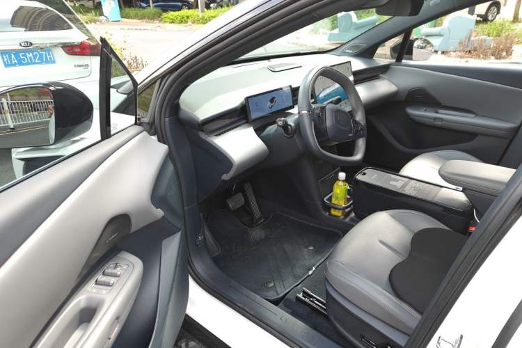 Used Lynk & Co Z20 2025 530 km Range Rear-Wheel Drive Pro Driver Seat