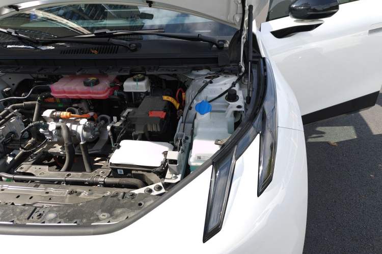 Used Lynk & Co Z20 2025 530 km Range Rear-Wheel Drive Pro Engine Bay Left