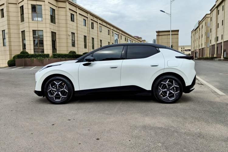 Used Lynk & Co Z20 2025 530 km Range Rear-Wheel Drive Pro Exterior 9