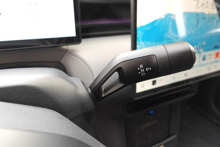 Used Lynk & Co Z20 2025 530 km Range Rear-Wheel Drive Pro Gear Lever