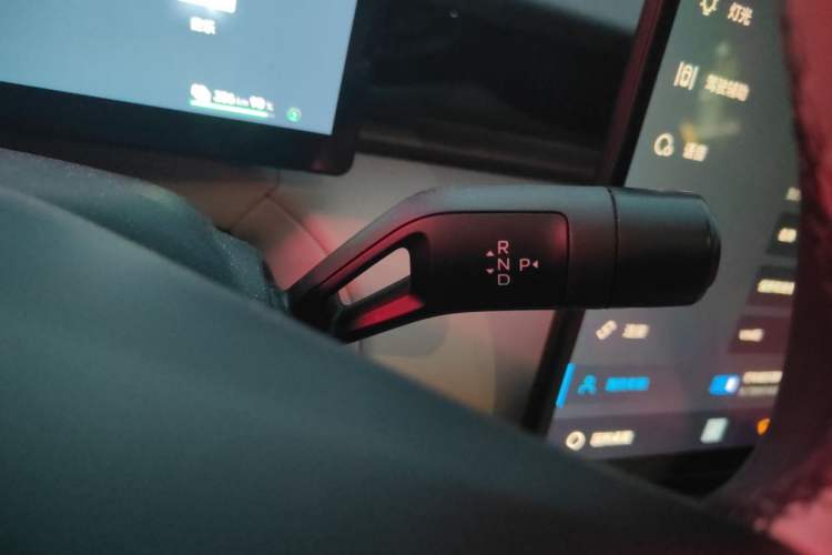 Used Lynk & Co Z20 2025 530 km Range Rear-Wheel Drive Pro Gear Lever