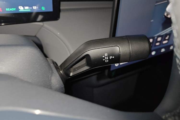 Used Lynk & Co Z20 2025 530 km Range Rear-Wheel Drive Max Gear Lever