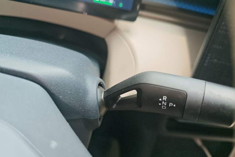 Used Lynk & Co Z20 2025 530 km Range Rear-Wheel Drive Pro Gear Lever