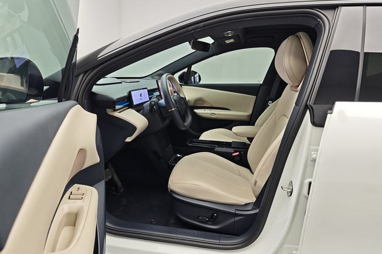 Used Lynk & Co Z20 2025 530 km Range Rear-Wheel Drive Max Interior 1