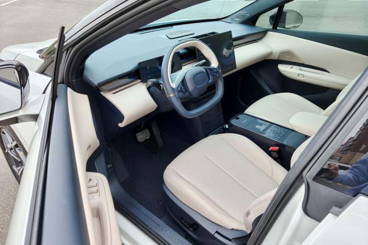 Used Lynk & Co Z20 2025 530 km Range Rear-Wheel Drive Pro Interior 2