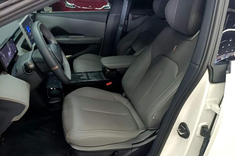 Used Lynk & Co Z20 2025 530 km Range Rear-Wheel Drive Pro Left Front Seat