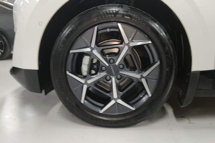 Used Lynk & Co Z20 2025 530 km Range Rear-Wheel Drive Pro Left Front Wheel Hub