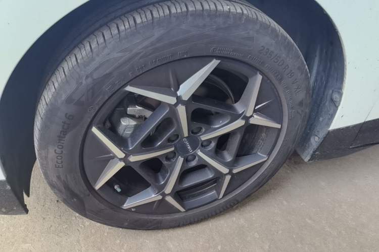 Used Lynk & Co Z20 2025 530 km Range Rear-Wheel Drive Max Left Front Wheel Hub