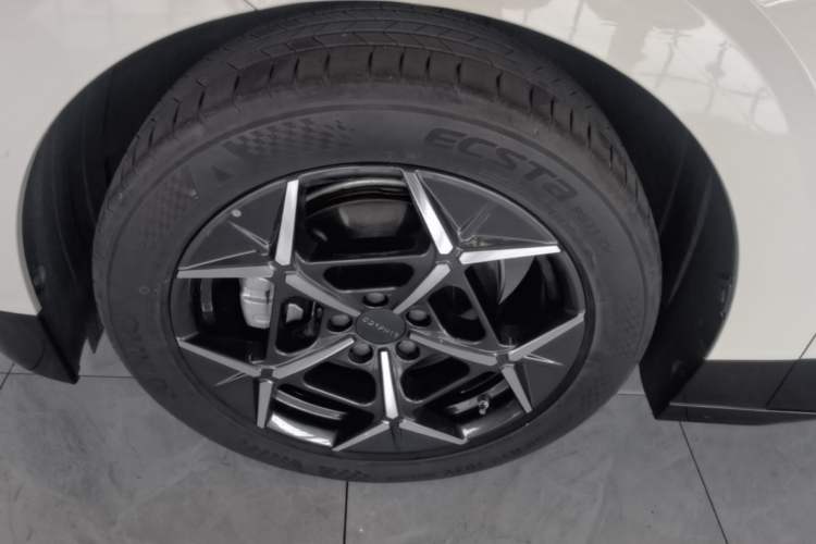 Used Lynk & Co Z20 2025 530 km Range Rear-Wheel Drive Pro Left Front Wheel Hub