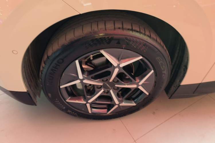 Used Lynk & Co Z20 2025 530 km Range Rear-Wheel Drive Pro Left Front Wheel Hub