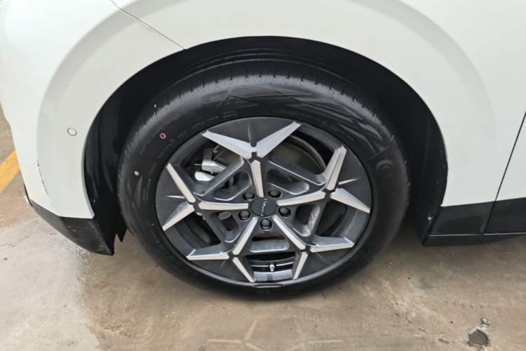 Used Lynk & Co Z20 2025 530 km Range Rear-Wheel Drive Max Left Front Wheel Hub