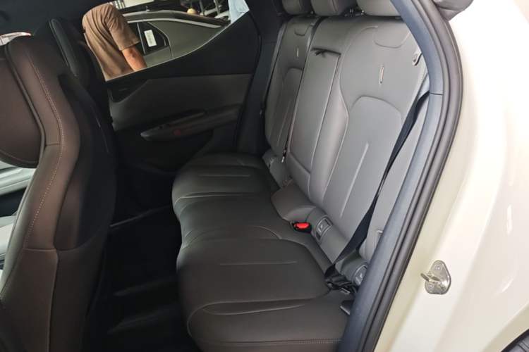 Used Lynk & Co Z20 2025 530 km Range Rear-Wheel Drive Pro Left Rear Seat