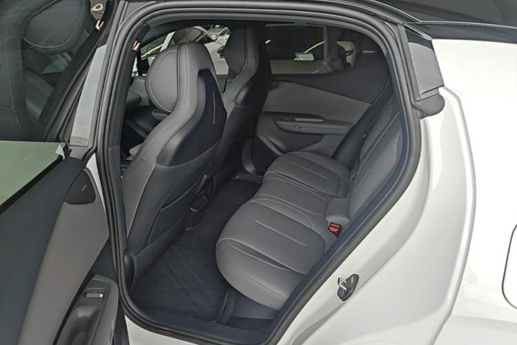 Used Lynk & Co Z20 2025 530 km Range Rear-Wheel Drive Pro Left Rear Seat