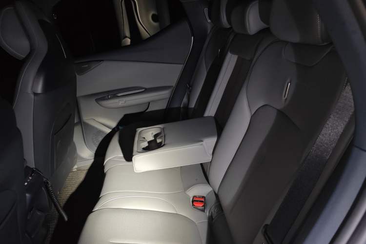 Used Lynk & Co Z20 2025 530 km Range Rear-Wheel Drive Max Left Rear Seat